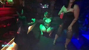 O DJ não se aguentou e teve que me fuder na cabine dele na casa de swing