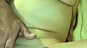 Chica follada en el baño sin condón llena de cum