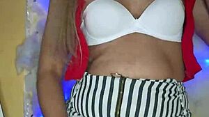 travesti hermosa y maquillada teases with stunning crossdressing charm