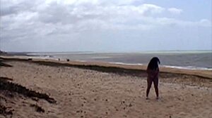 Fio dental e mostrando a buceta na praia de porto seguro ba