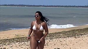 Fio dental e mostrando a buceta na praia de porto seguro ba