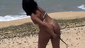 Fio dental e mostrando a buceta na praia de porto seguro ba