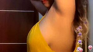 em gái vàng thả răng vếu to sẻ, revealing big sexy tits in a wild story