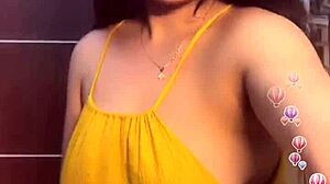 em gái vàng thả răng vếu to sẻ, revealing big sexy tits in a wild story