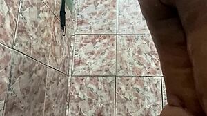 Rebolando depois de raspar minha buceta toda, gozando com pauzão.