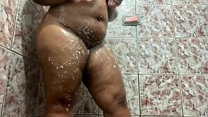 Rebolando depois de raspar minha buceta toda, gozando com pauzão.