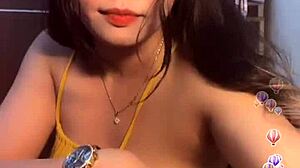 em gái vàng thả răng vếu to sẻ, revealing big sexy tits in a wild story