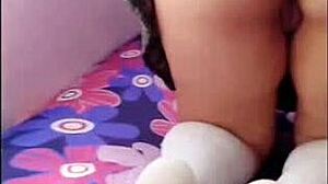 Real estudiantes cogiendo se cogen a morena sabrosa después de la escuela real casero