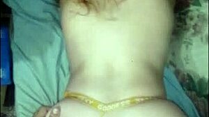 de perrito con su tanga amarilla