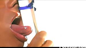 Watch Mayara Rodrigues cum on her glass toy outdoors?