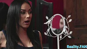 अरे, ये मिल्फ स्ट्रेंजर पर सवार होकर फेशियल क्यों ले रही? ककॉल्ड वाइब्स!