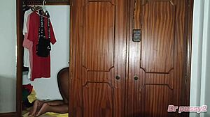 Ela escondeu se dentro do guarda roupa depois de ter sexo com o seu cunhado mas foi apanhada pelo marido depois dele sair do banho