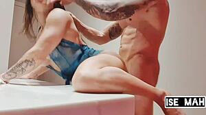 ise mah - fodendo a gata fit na pia do banheiro do motel