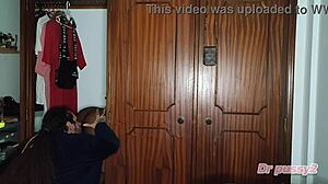 Ela escondeu se dentro do guarda roupa depois de ter sexo com o seu cunhado mas foi apanhada pelo marido depois dele sair do banho