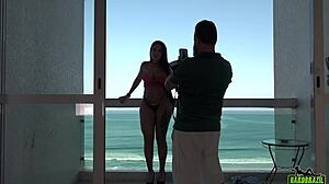 elisa sanches on balcony facing sea in guarujá with nego catra higor negrão el toro de oro paty bumbum binho ted 😏