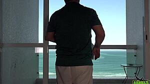 elisa sanches on balcony facing sea in guarujá with nego catra higor negrão el toro de oro paty bumbum binho ted 😏