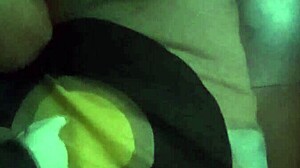 Despierto a mi prima y me la cojo bien duro