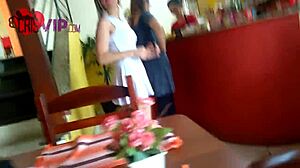 Cristina Almeida Se Exibindo No Restaurante Com Um Vestido Curtinho Filmada Pelo Corno Do Marido