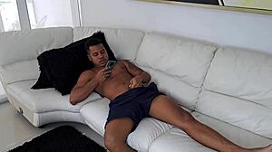 Me masturbo en la sala y mi madrastra se une cachonda