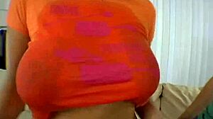 Blonde and brunette in threesome action