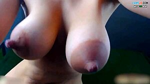 मैं उसके एक्सोटिक टिट्स को स्लैप और स्क्वीज करता हूं थ्रिल के लिए