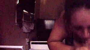 ¡Mira cómo chupo esa polla hasta que me llena la boca de semen! ¡Es tan intenso y POV perfecto!