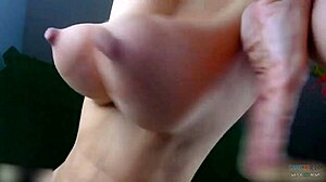 मैं उसके एक्सोटिक टिट्स को स्लैप और स्क्वीज करता हूं थ्रिल के लिए