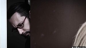 स्टूडेंट फ्री रूम के लिए चूत ट्रेड करती बेकरार