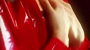 Fetiche no vermelho carro botas e masturbação - Aya Holmes