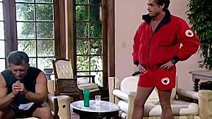 La Maitresse Nageuse Aux Gros Seins Holly Body Baise Avec Son Chef Pendant Sa Pause Déjeuner