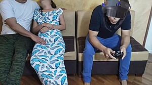 Espero que mi novio juegue VR para engañarlo con su amigo de polla enorme en NTR JAV