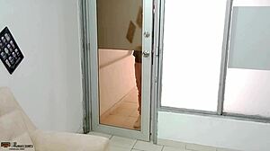 Encuentro a mi cachondo hijastro masturbándose y le ayudo -historia completa