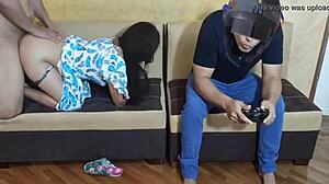 Espero que mi novio juegue VR para engañarlo con su amigo de polla enorme en NTR JAV