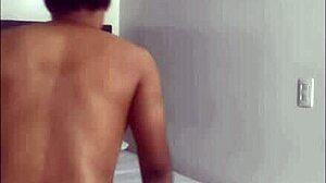 Se lo hago con su traje de baño puesto con grandes tetas y polla enorme