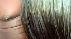 皆んなが寝た後に二人で愛し合うカップル