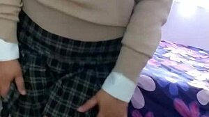 La novia culona de mi amigo me da una mamada rica cuando se va