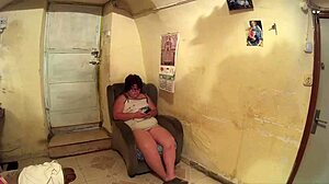 Ugh, this curvy chick sucks my cock with food in her mouth!