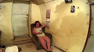 Ugh, this curvy chick sucks my cock with food in her mouth!