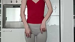 जिम में टाइट लेगिंग्स में छोटी ट्रेनिंग रूटीन