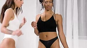 Kira and April orgasm in lesbian fun 😘