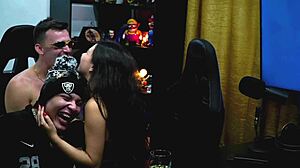 Ruan e everton olivrs chupa bem gostoso os peitinhos da natasha steffens ela gemeu de tes�o - podcast p�pum no barraco completo no sheer red