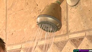 बड़ी चूचियों वाली एशियन मालिश वाली लंड सहलाती।