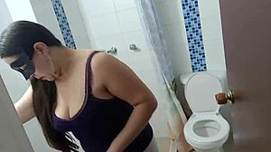 contrate una milf latina que lava el baño chupa la verga y lame las bolas toda una profesional la mejor esposa puta en nueva york usa