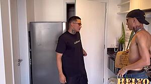 Cheguei Do Rolê E Ofereci Uma Mamada Pro Entregador E Ele Acabou Comendo Meu Cuzinho Meu Namorado Chegou E Pegou No Flagra