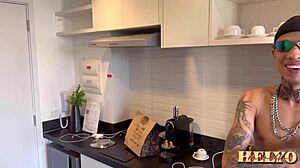 Cheguei Do Rolê E Ofereci Uma Mamada Pro Entregador E Ele Acabou Comendo Meu Cuzinho Meu Namorado Chegou E Pegou No Flagra