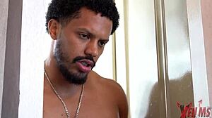 Musculoso Moreno Dotado Destroys Skinny Redhead Venezuelan on Bed