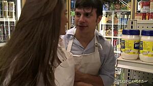 हसीन मिल्फ स्टोर रूम में जोश से चुदाई करती