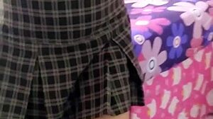 Entrene a Mi Bella Joven de Colegio para Masturbarme la Verga Cada Que Llego del Trabajo - Ya Sabe Que Es Hora de Hacerle la Chaqueta y No Dice Nada Morras de Escuela