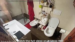 ragazzo spiato mentre si masturba sotto la doccia