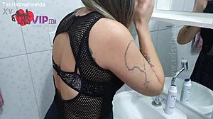 Casada Safada Sem Calcinha Provocando Vendedor Em Uma Loja De Calçados - Cristina Almeida